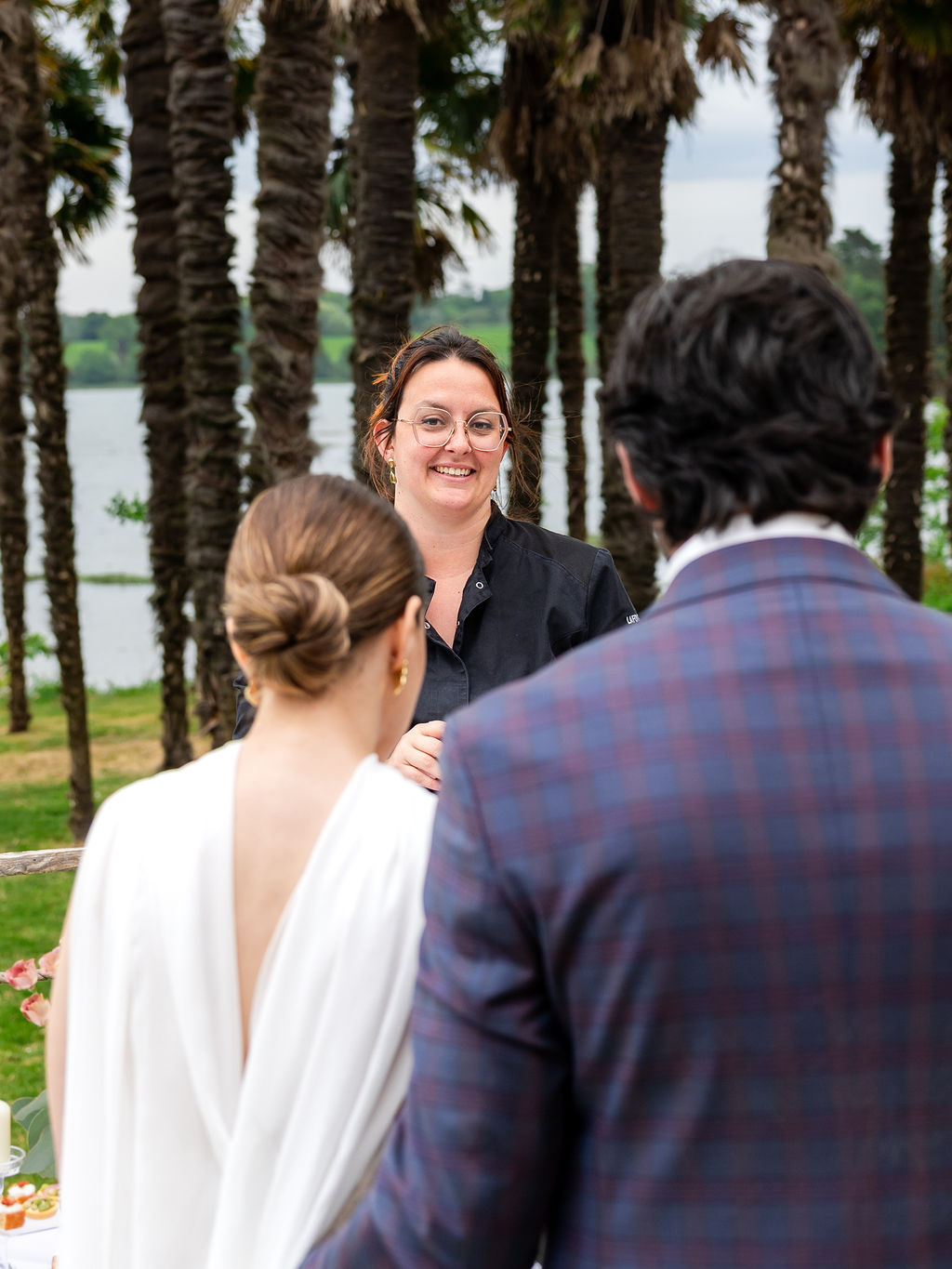 Marie échangeant avec les mariés au buffet