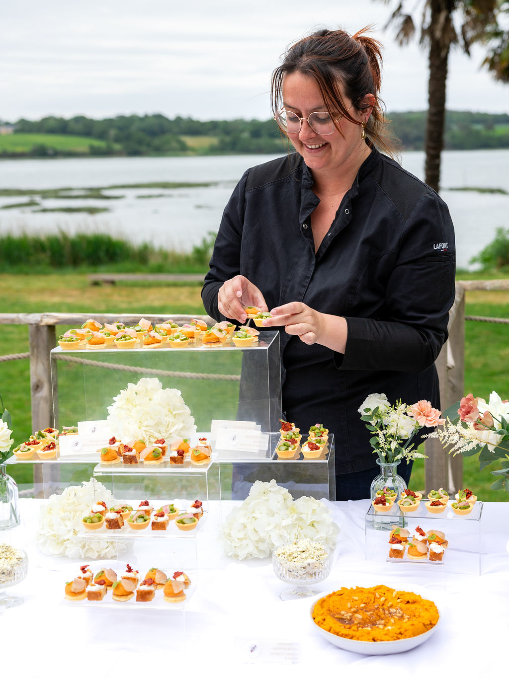 Marie Bernard dressant le buffet de mariage