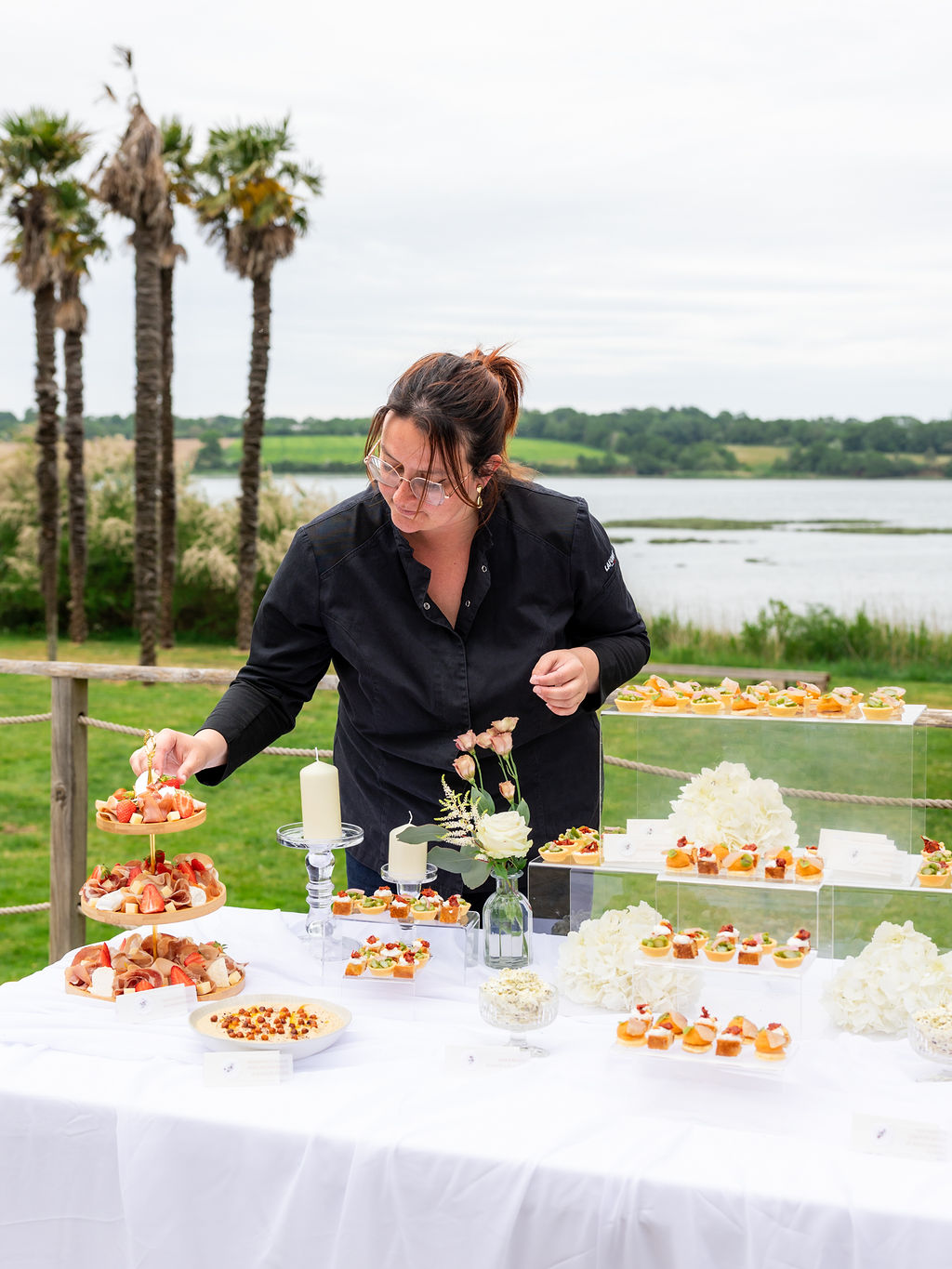 Private chef in Brittany setting a bespoke table at home