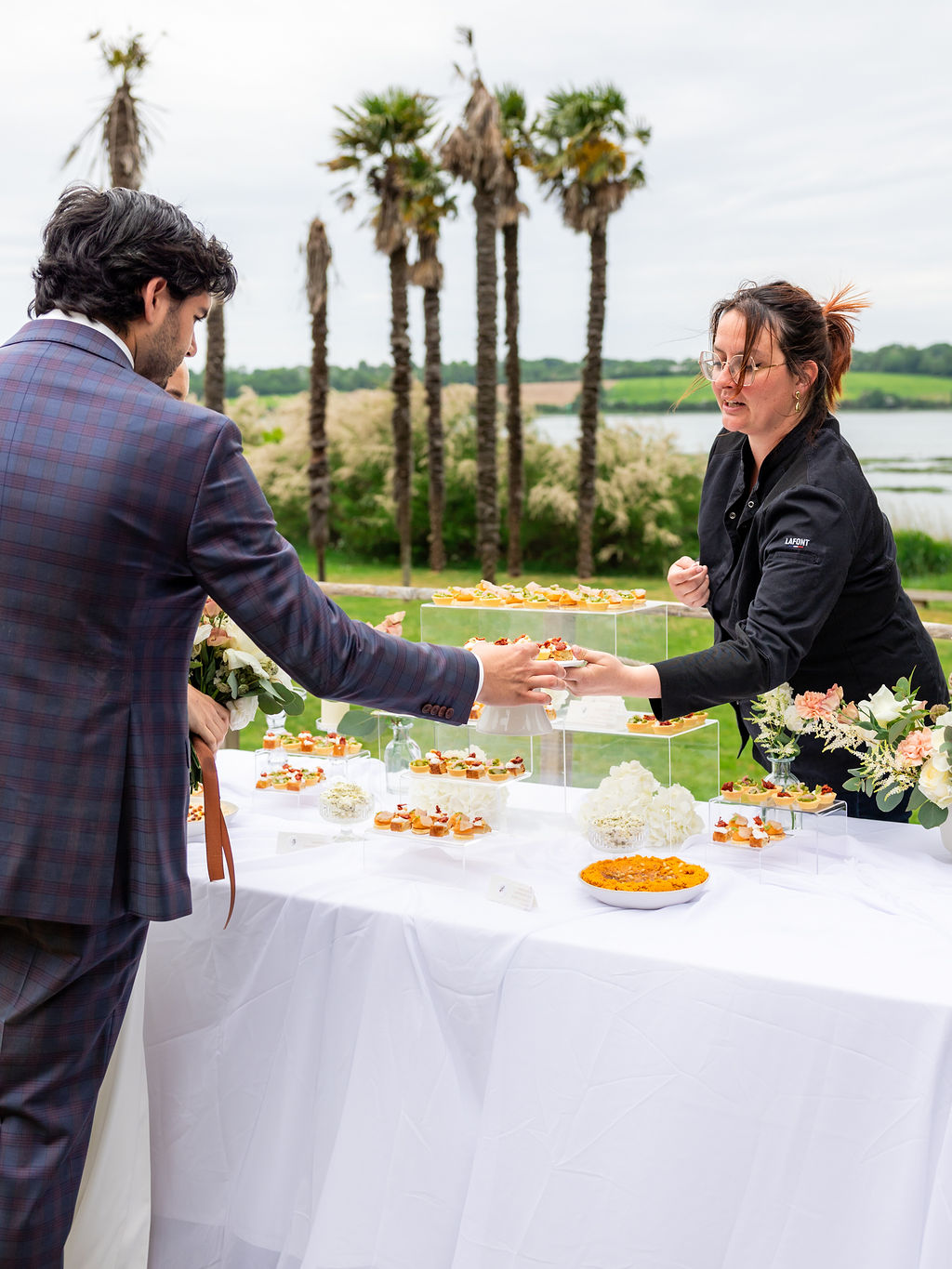 Marie servant un invité au buffet de mariage