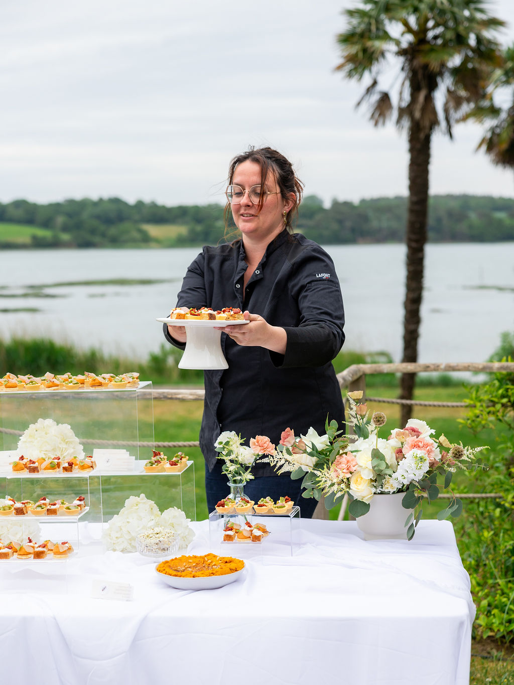 Marie présentant un plat lors d'une réception