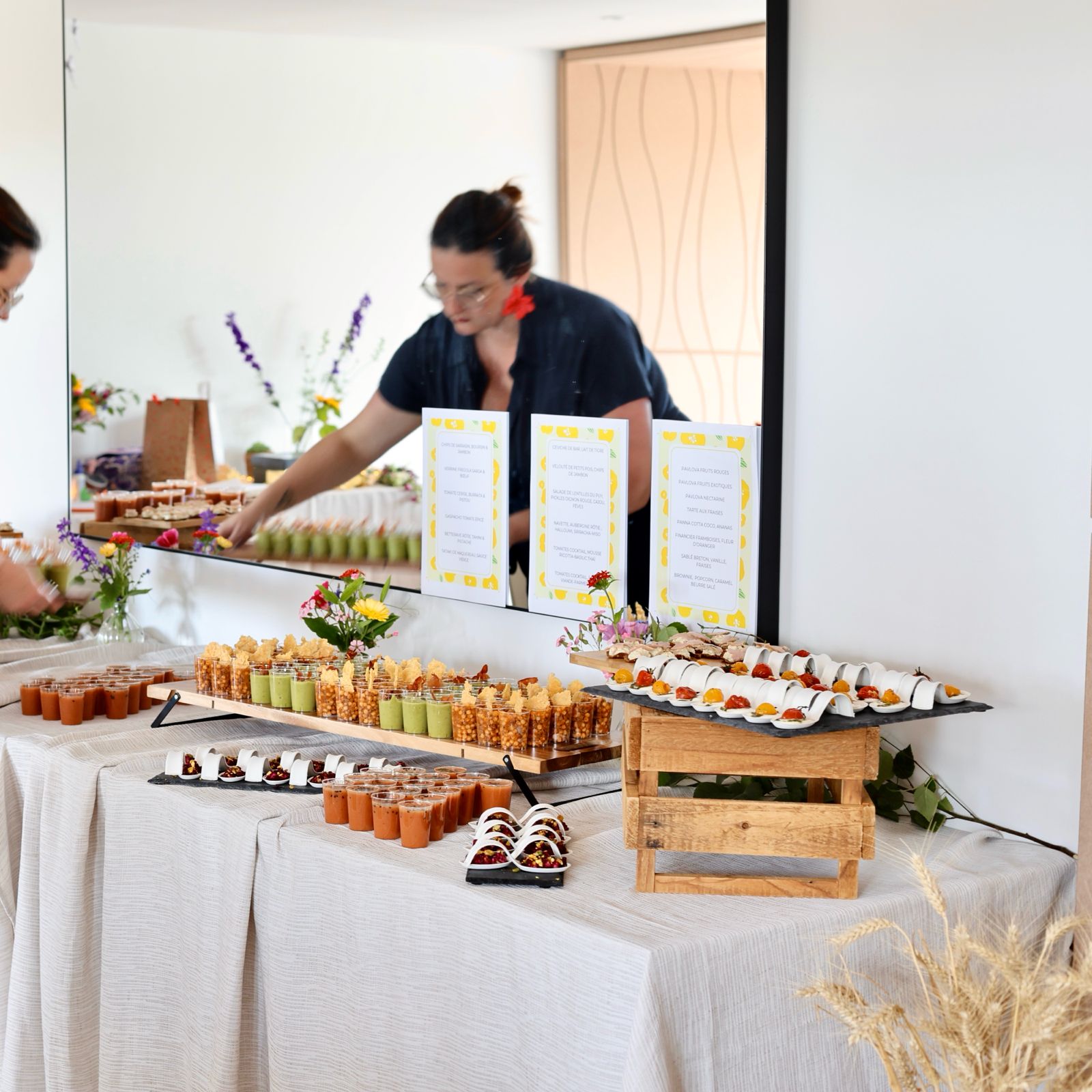 Marie Bernard installée derrière le buffet d'une résidence culinaire