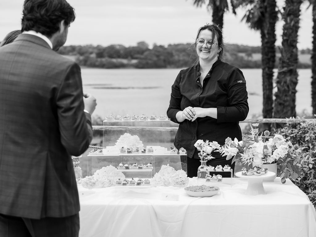 Marie derrière son buffet de réception